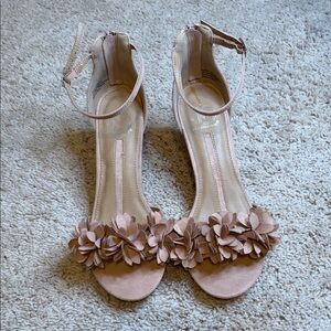 New Directions Beige Floral Heels